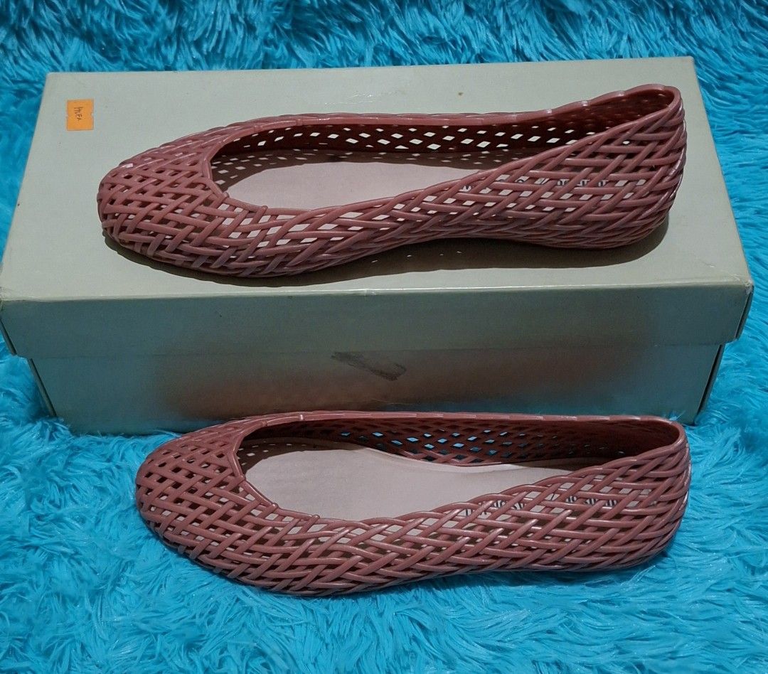 100% original.melissa (Category: Flats & Sandals) located in Manila. Submitted by mydytrends (Listing ID 1462857455, Image 2). Description: NEGO PRICE FOR SURE MINER🥰 - 100% Original Melissa x Jason Wu flats - Size: EU 37 (UK 4 / US 6) - Stylish woven design - Comfortable jelly material - Perfect for everyday wear.