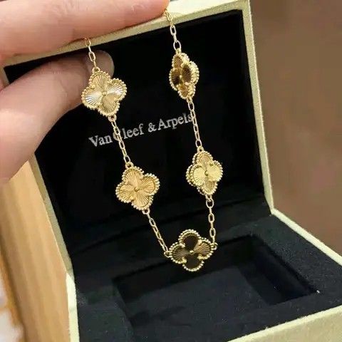 14K Vermeil Gold 3n1 Clover Set (Category: Necklaces) located in Caloocan City. Submitted by cheskhaionlinestore2.0 (Listing ID 1462845405, Image 3). Description: New Collection 🥰 14k GOLD VERMEIL Clover Set ₱1300 only📌 (Ordinary Box) What is Vermeil Gold? 14K Vermiel Gold Gold vermeil (pronounced ver-may) is a high-quality type of gold-plated jewelry defined by a sterling silver base metal, a thick gold layer (at least 2.5 microns), and a gold