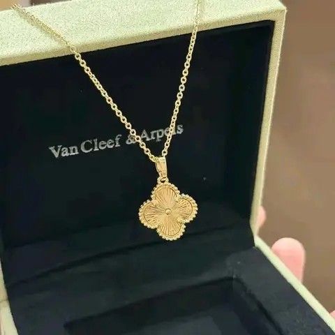 14K Vermeil Gold 3n1 Clover Set (Category: Necklaces) located in Caloocan City. Submitted by cheskhaionlinestore2.0 (Listing ID 1462845405, Image 2). Description: New Collection 🥰 14k GOLD VERMEIL Clover Set ₱1300 only📌 (Ordinary Box) What is Vermeil Gold? 14K Vermiel Gold Gold vermeil (pronounced ver-may) is a high-quality type of gold-plated jewelry defined by a sterling silver base metal, a thick gold layer (at least 2.5 microns), and a gold