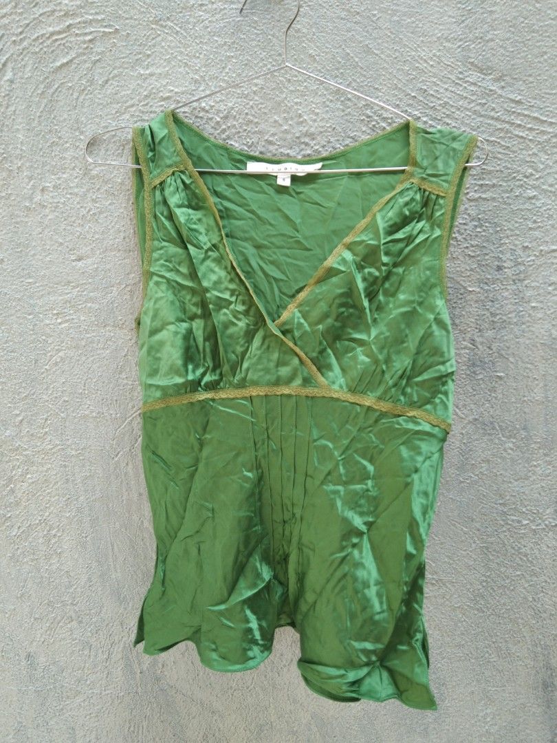 15x22 green silk top medium (Category: Blouses) located in Quezon City. Submitted by eidorableshop (Listing ID 1462697604, Image 1). Description: .