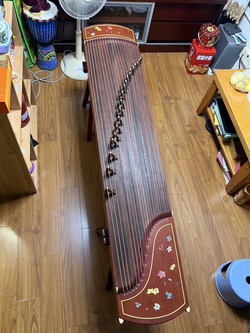 敦煌牌古箏163cm （分類：樂器）位於 Hong Kong。 由 nhpcths6kw48009 提交（商品編號 1462859506，圖片 3）。簡介： 型號696D 連支架 送圖4配件 適合初學者或者想學古箏嘅朋友。