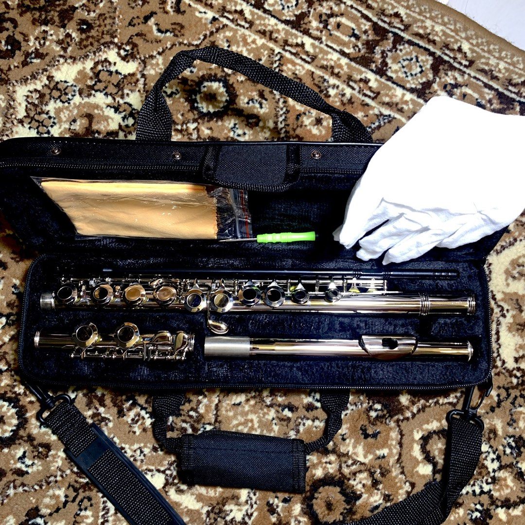 16-Hole C Key Closed-Hole Silver Flute Set | PRICE IS FIXED (Category: Musical Instruments) located in General Trias. Submitted by thegearstashofc (Listing ID 1462857721, Image 1). Description: - Silver flute - Black carrying case with shoulder strap - Includes cleaning rod, cloth, and white gloves - Ideal for beginner or intermediate players.