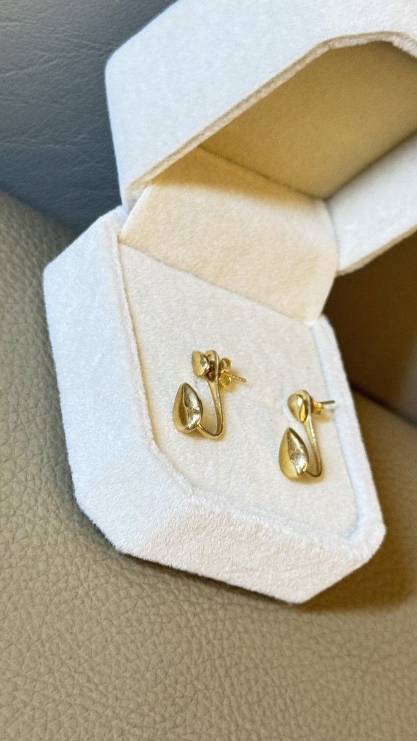 18k Gold Abstract Drop Earrings 1.92g (Category: Earrings) located in Manila. Submitted by anneclariceyanga (Listing ID 1462820269, Image 1). Description: price per piece 18k gold earrings Seldomely Used - Abstract drop design.