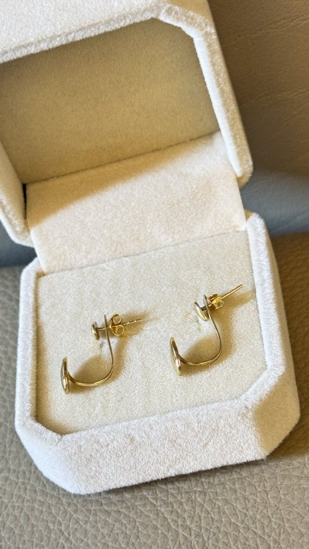 18k Gold Abstract Drop Earrings 1.92g (Category: Earrings) located in Manila. Submitted by anneclariceyanga (Listing ID 1462820269, Image 2). Description: price per piece 18k gold earrings Seldomely Used - Abstract drop design.