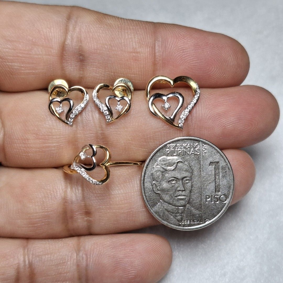 18k Gold Diamond Set (Category: Earrings) located in Manila. Submitted by treasurechest888 (Listing ID 1462763024, Image 2). Description: Video available upon request! SALE! Now only 34,700 pesos for the set. Preowned 18k gold diamond heart ring, de roskas earrings and pendant diamond set (.17ct total, 4.20 grams, ring size 6.75). Only 40,500 pesos. Pwede COD or COP ng LBC with 3,000 pesos downpayment..
