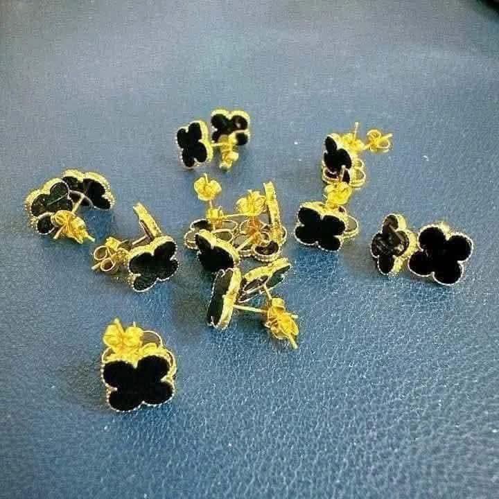18K Saudi Gold 10mm Clover Stud Earrings (Category: Earrings) located in Caloocan City. Submitted by cheskhaionlinestore2.0 (Listing ID 1462713937, Image 2). Description: 18K Pure Saudi Gold 10mm Clover Stud Earrings ₱3150 only 📌 🍒 Pawnable/ Nasasangla💯 🍒 Brandnew 💯 🍒 Ship via JNT/ LBC 🍒 Lalamove for same day delivery 🍒 We accept COD COP with downpayment to avoid cancellation of orders ⚡ How to Order? Please feel free to message us direct