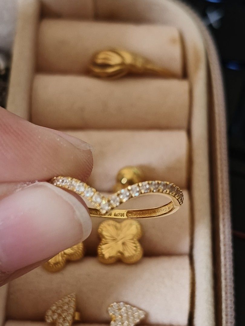 18K Saudi Gold V-Shape Chevron Ring (Category: Rings) located in Paranaque City. Submitted by thecraftedstrand (Listing ID 1462846116, Image 2). Description: - Genuine 18K Saudi Gold Ring - Unique V-shape design - Approximate weight: 0.8g - Size 5 - Versatile for everyday elegance or special occasions.
