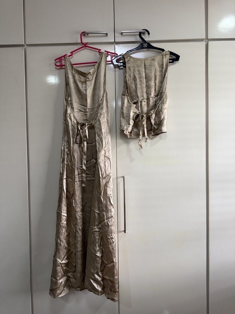 2-pc Satin dress (Category: Evening dresses & gowns) located in Caloocan City. Submitted by redkooky (Listing ID 1462711780, Image 2). Description: Bought from Hongkong Chest 80cm Waist 68cm Length 136 cm .