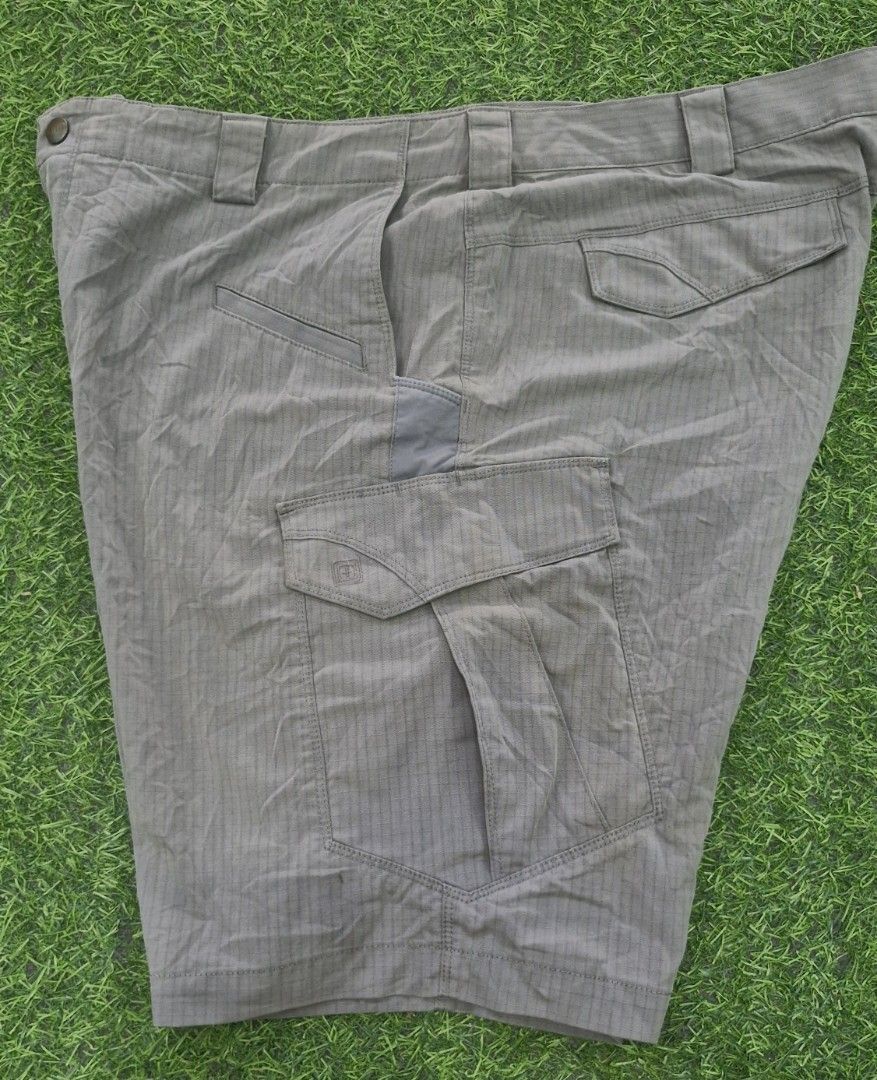 5.11 tactical short (Category: Shorts) located in Pili. Submitted by the_g_thrift (Listing ID 1462770080, Image 3). Description: 5.11 tactical short size 40 on tag size: 42 tape measure length: 22 hem: 13.