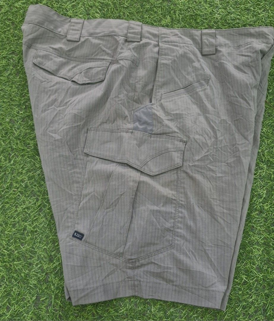 5.11 tactical short (Category: Shorts) located in Pili. Submitted by the_g_thrift (Listing ID 1462770080, Image 2). Description: 5.11 tactical short size 40 on tag size: 42 tape measure length: 22 hem: 13.