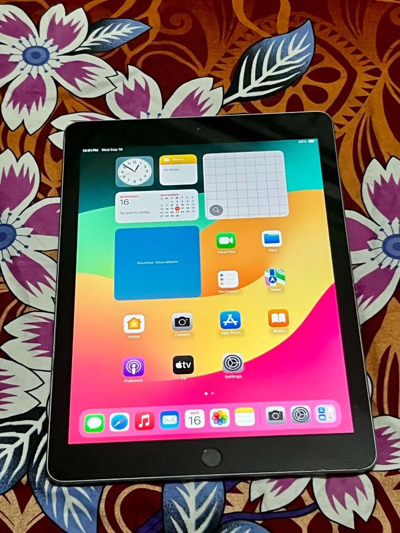 6thgen 32gb ios17 (Category: iPad) located in Makati City. Submitted by sohaifabanto (Listing ID 1462869186, Image 2). Description: ipad 6thgen 32gb ios17 9'7inch 2ndhand , No issue 100% Original , unli reset camera front&back malinaw multitasking , livephotos working apple pencil scribble working wifi use no slotsim . test to sawa sa meetup place yan bago bayaran. unit at cord only. meetup Quiapo church , lrt carriedo station , isetan recto , sm