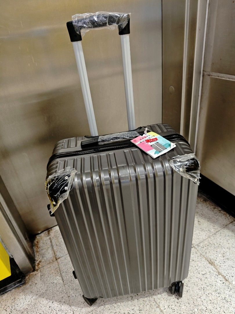 95％新 行李箱 喼 密碼鎖 超輕 24吋 （分類：旅遊 - 旅行必需品及用品）位於 Hong Kong。 由 coolmf 提交（商品編號 1462834541，圖片 3）。簡介： 95％新嘅行李箱，只用過一次 銀灰色，好襟用。有TSA密碼鎖，去旅行好方便。四個萬向轆，推起上嚟好順。箱入面有綁帶，衫褲唔會亂。啱晒要去旅行嘅你。。