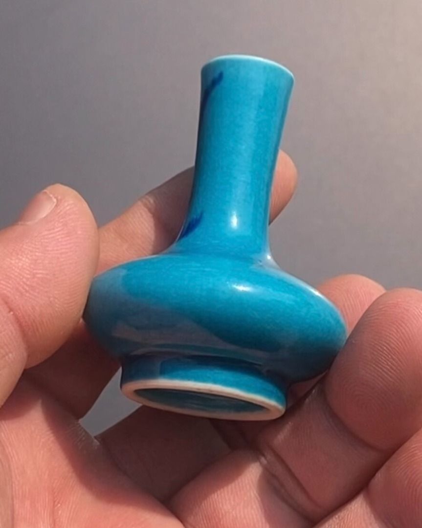 晚清.窯變釉荸薺瓶（案頭雅器） 年代：清成色：品相完好無瑕疵 款式：瓶窯口： （分類：其他）位於 Hong Kong。 由 happyfox.5c03b3 提交（商品編號 1462879624，圖片 3）。簡介： 晚清.窯變釉荸薺瓶（案頭雅器） 年代：清成色：品相完好無瑕疵 款式：瓶窯口：景德鎮窯 釉色工藝：單色釉 。