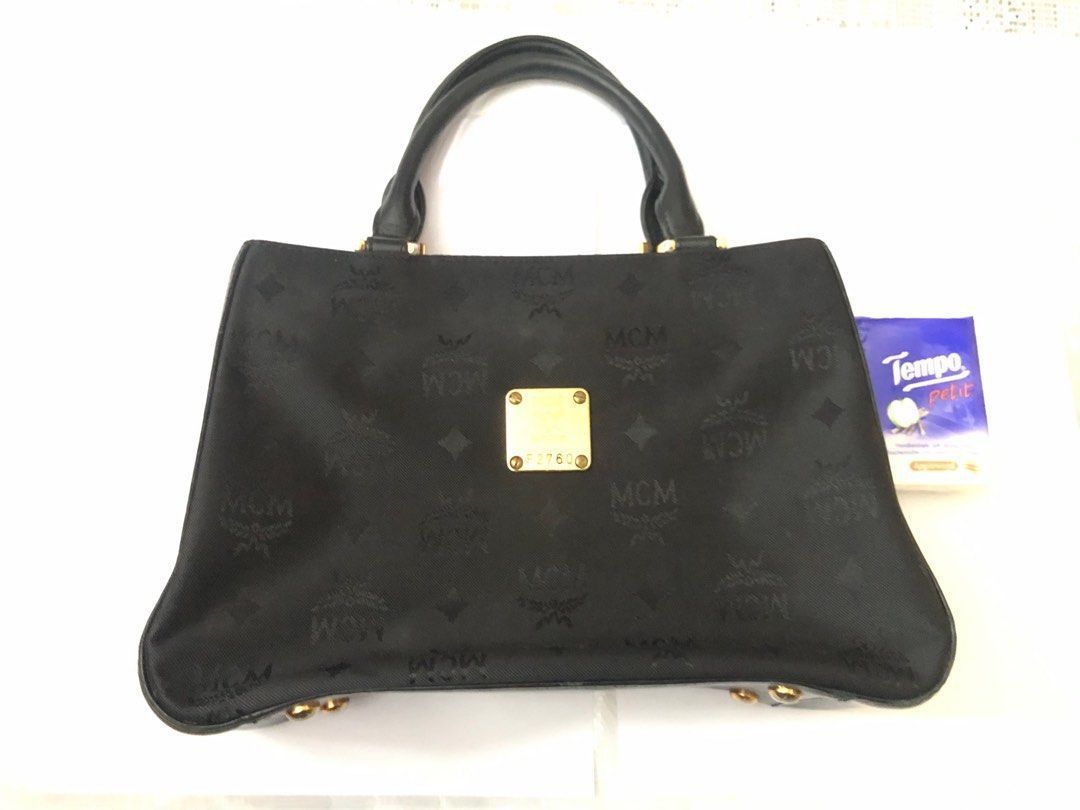 不議價 只限順豐 MCM 黑色手袋連化妝袋 （分類：手袋及銀包）位於 Hong Kong。 由 januaryjanuary11 提交（商品編號 1462803927，圖片 3）。簡介： 不議價 只限順豐 MCM 黑色手袋連化妝袋 ！！！！！只限順豐到付！！！！！ （收轉數快/ATM/Online Banking/Payme） ！所有貨品～不議價！不面交！不交換！無多d相！<-唔會回覆+封鎖。 ！！仲有貨！！請毋須另行確認！！ ！私信留言只覆問戶口號碼過數交易！ Carousell宜家有回覆數量限制。 請直接提出所需數量，自行入數就可以，“有興趣/仲有無貨？” 此類問題<-唔會回覆 實物拍照，新舊如圖。 個人閒置，不設議價，恕不退換和退款，希望大家注意。 鑑於太多人問完唔買，唔會回答非交易問題，用法請自行研究，size同新舊detail有寫，如無列明請參考相片， 無多d相提供，本人唔得閒逐件拎出嚟再影，本店物品以超低價錢出售，請以價錢考慮，有心買請聯絡確認交易。 入數後請提供入數證明、收