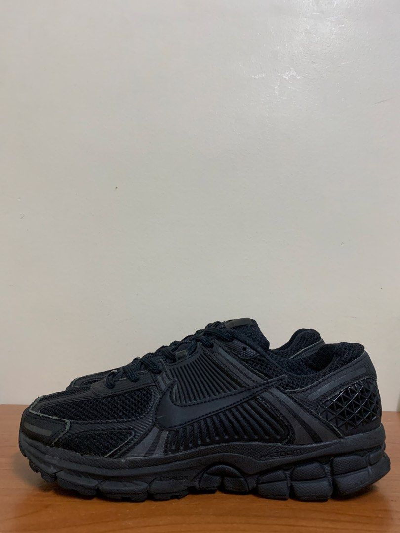 • NIKE ZOOM VOMERO 5 BLACK • (Category: Sneakers) located in Manila. Submitted by lot72755414363 (Listing ID 1462855747, Image 2). Description: • NIKE ZOOM VOMERO 5 BLACK • US 6.5 MEN | 7.5 WOMEN | 39 EUR | 24.5 CM VERY GOOD CONDITION - NORMAL SIGN OF USAGE, LACE TIP (SEE PIC) .
