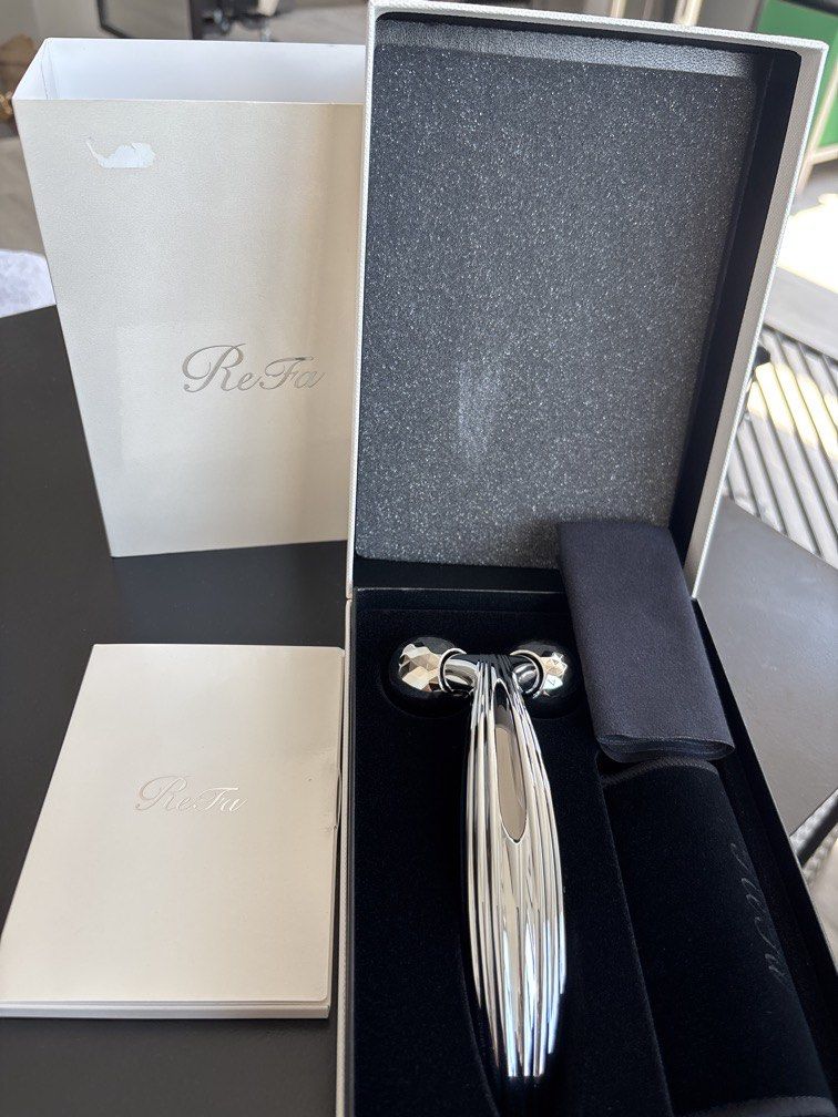全新 ReFa CARAT RAY FACE 微電流面部按摩器 RFRF2121B （分類：面部 - 面部護理）位於 Hong Kong。 由 nonstop___shop 提交（商品編號 1462734225，圖片 1）。簡介： ReFa CARAT RAY FACE微電流面部按摩器，舒適按摩，提升肌膚彈性和明亮度。重現專業揉捏手法，白金鍍層，太陽能面板產生微電流。防水，可在沐浴時使用。 ReFa CARAT RAY FACE 微電流面部按摩器 RFRF2121B 是一款專為面部護理而設計的微電流按摩器。它具有多項功能和特點，能夠提供舒適的按摩體驗，促進面部肌膚的彈性和明亮度。 專業美容技法：ReFa CARAT RAY FACE RFRF2121B 重現了專業美容師手法的「揉捏」動作，透過深度的揉捏動作，可以打造充滿彈性的明亮美肌。 白金鍍層：這款按摩器的滾輪表面施以白金鍍層處理，使其與細膩肌膚接觸時綻放出亮麗光澤。 微電流：ReFa CARAT RAY FACE RFRF2121B