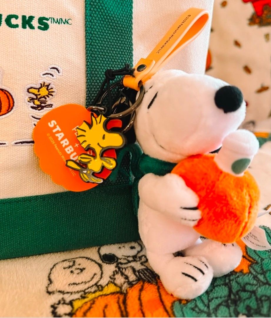 🎀確定有貨✅️ Snoopy 匙扣 keyring 韓國🇰🇷 STARBUCKS X SNOOPY 系列 2026 Snoopy + Woodstock 匙扣公仔 （分類：絨毛玩具）位於 Hong Kong。 由 101_store 提交（商品編號 1462193959，圖片 1）。簡介： ✅️確定有貨 ✅️韓國現貨，約7至14工作天到HK，香港順豐出貨，運費到付⚡️🙋‍♀️ 🇰🇷韓國直送 🇰🇷 STARBUCKS X SNOOPY 系列 2026 #價格浮動 越早入數越平 #請圈圖inbox查詢🙋‍♀️❤️ [落單必睇] 💢默認廠瑕及運輸瑕疵*** ***8角星人，敬請繞道*** 💢飲筒吸/或透明杯蓋，或有出廠/包裝造成之刮痕，介意者請勿落單🚨 💢不完美痕跡：產品並非完美工藝製品⚠️製作或運送過程可能會有重疊擺放，而有摩擦，導致產品表面產生細小刮痕、小凹凸點、輕微掉漆等，實屬正常現象，非瑕疵範圍。產品外觀或不完美，介意者請勿查詢/落單。💢 ➖➖➖➖➖➖➖➖➖