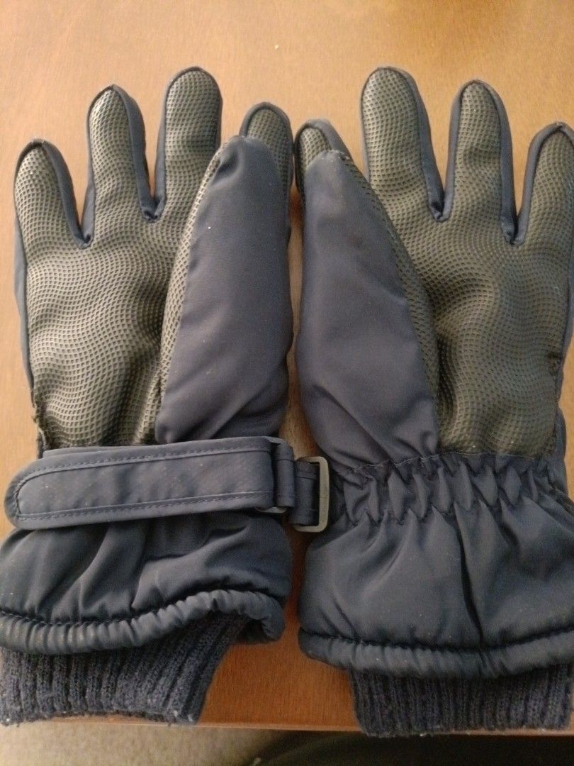 ✨ Spiderman kids winter cold gloves decluttering (Category: Gloves) located in Las Pinas. Submitted by benjamintravis (Listing ID 1462687418, Image 2). Description: ✨ Spiderman kids winter cold gloves decluttering pickup in BFRV Las Pinas . Gcash/ Paymaya accepted. No shoppee checkout . Buyers book the courier. FOLLOW OUR PROFILE for updated posts. Thanks!.