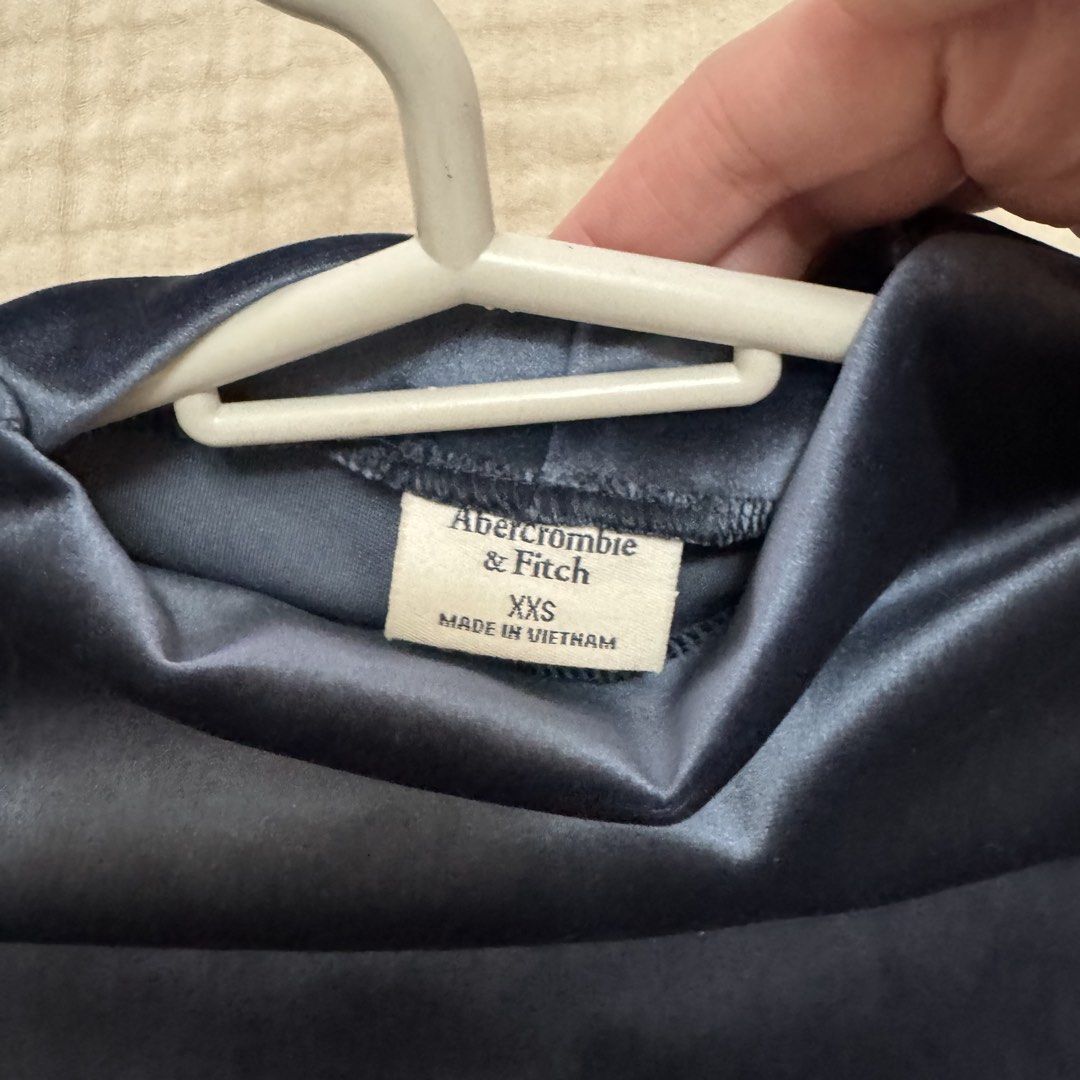 Abercrombie Textured Top (Category: Blouses) located in Quezon City. Submitted by wanderingpenguin (Listing ID 1462791330, Image 3). Description: No when worn unless posted No measurements unless posted Apologies for the wrinkles & uneven lighting :).