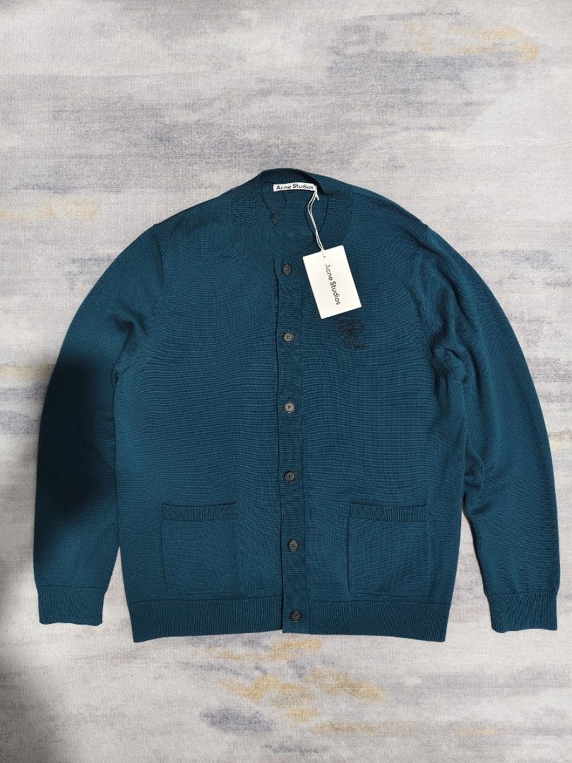 ACNE STUDIOS CARDIGAN (Category: Luxury Apparel) located in Baguio. Submitted by igorotak.111.taraki.com (Listing ID 1462847561, Image 1). Description: FS ACNE STUDIOS CARDIGAN NWT NO ISSUES SOLID NITO ❤️ L-25.5 W-22 CAN FIT M-L CAN DO.