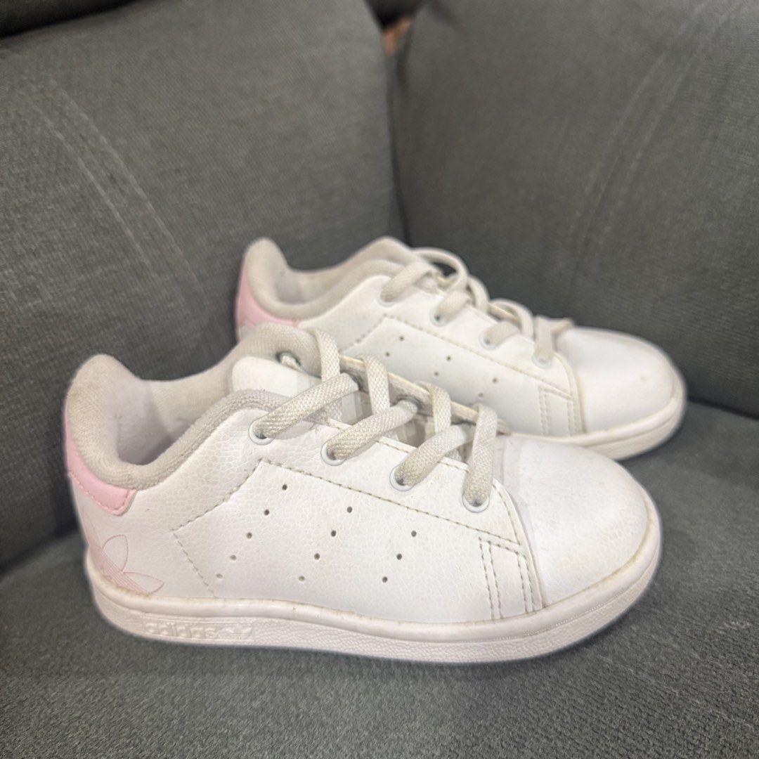 Adidas Stan Smith Toddler (Category: Babies & Kids Fashion) located in Pasay City. Submitted by jasminothmarie (Listing ID 1462743626, Image 1). Description: RFS- Decluttering - used few times, in excellent condition - White Adidas Stan Smith shoes for toddlers - Size 7 1/2 US ----7K UK Regular fit Lace closure Synthetic leather upper with TPU underlays OrthoLite® sockliner Adifit length-measuring insole Textile lining Rubber cupsole Contains at 
