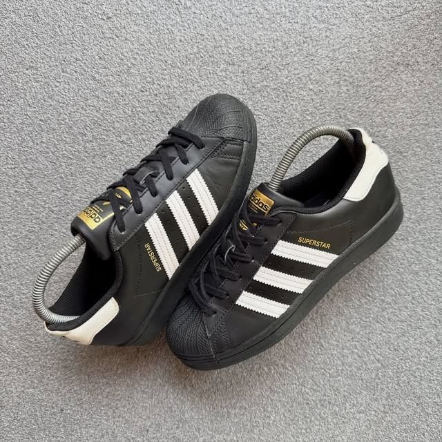 ADIDAS SUPERSTAR BLACK WHITE (Category: Sneakers) located in Cagayan de Oro. Submitted by huntbytrickjam.v2 (Listing ID 1462773214, Image 1). Description: AD-DAS S-PERSTAR BLACK WHITE US 7.5 WMNS / EURO 38.5 / CM 24 VERY GOOD Pair Only Sign of Usage M - 1499.