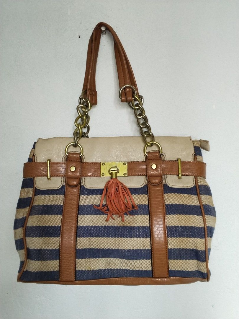 ALDO shoulder bag (Category: Luxury Bags & Wallets) located in Cavite. Submitted by bagssection04 (Listing ID 1462692160, Image 1). Description: Aldo shoulder bag canvas and leather combinations large size.