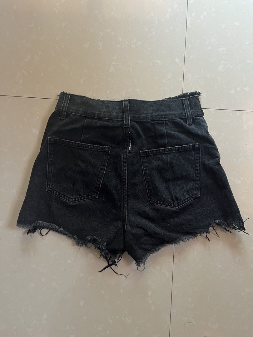 Alexander Wang (Category: Shorts) located in Leyte. Submitted by jaybee_parel19 (Listing ID 1462740908, Image 1). Description: .