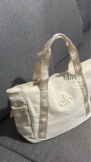 (Category: ) located in . Submitted by shop.kindachic (Listing ID 1462719963, Image 1). Description: .
