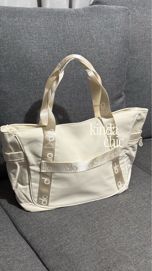 ALO TOTE BAG (Category: Tote Bags) located in Davao. Submitted by shop.kindachic (Listing ID 1462719963, Image 2). Description: READ THIS: NO TO JOY SHOPPERS. Respect your time & the seller’s. 💕 Everyday casual, gym or pickleball bag. High quality, made in vietnam bag. Spacious, lightweight. Also available in: Black, Brown & Pink (Limited Stocks Only) Price posted is as is, no haggling. Payment first. No COD. 🛵 Same-day delivery via Maxim 🚚 Na