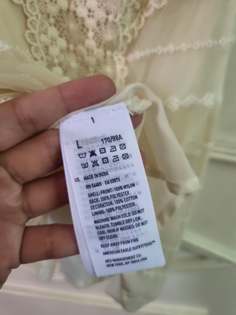 American Eagle - White Sleeveless (Large) (Category: Sleeveless) located in Las Pinas. Submitted by ajbash (Listing ID 1462826777, Image 3). Description: adjustable sleeve strings.