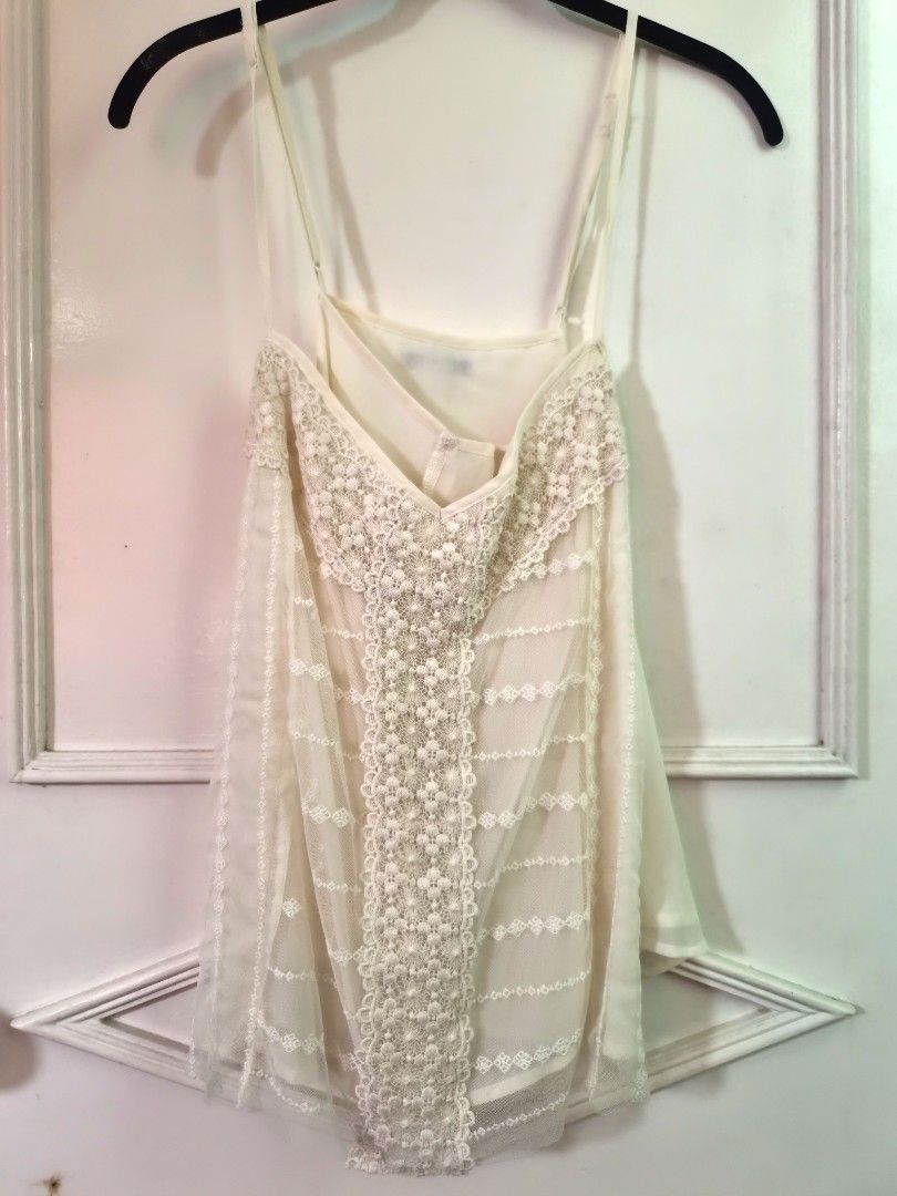 American Eagle - White Sleeveless (Large) (Category: Sleeveless) located in Las Pinas. Submitted by ajbash (Listing ID 1462826777, Image 1). Description: adjustable sleeve strings.