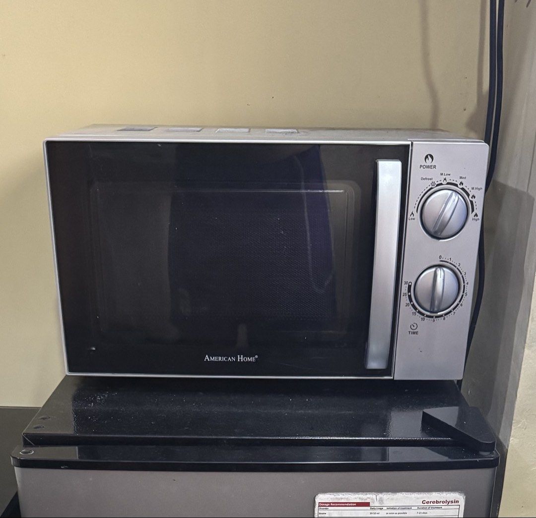 American Home Microwave Oven (Category: Ovens & Toasters) located in Pateros City. Submitted by youssry_05 (Listing ID 1462805293, Image 1). Description: Selling our American Home microwave oven (manual control) ✔️ Fully working ✔️ Clean interior with glass turntable ✔️ Simple dial controls (power + timer) — very easy to use ✔️ Perfect for condo / small kitchen setup Reason for selling: Upgrade / decluttering ⸻ ⚙️ Specs (approx) * Type: Manual mi