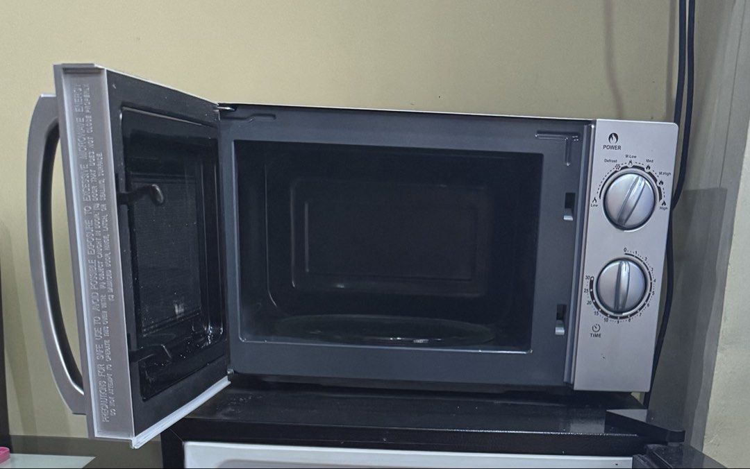 American Home Microwave Oven (Category: Ovens & Toasters) located in Pateros City. Submitted by youssry_05 (Listing ID 1462805293, Image 2). Description: Selling our American Home microwave oven (manual control) ✔️ Fully working ✔️ Clean interior with glass turntable ✔️ Simple dial controls (power + timer) — very easy to use ✔️ Perfect for condo / small kitchen setup Reason for selling: Upgrade / decluttering ⸻ ⚙️ Specs (approx) * Type: Manual mi