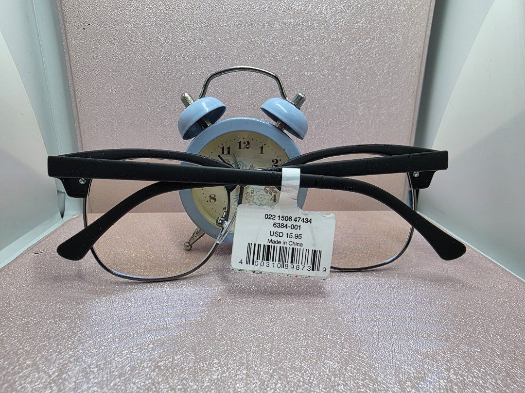 AmericanEagle eyewear (Category: Sunglasses & Eyewear) located in La Trinidad. Submitted by zasha28 (Listing ID 1462850994, Image 2). Description: Original Bnew but check each pics rubber plastic frame cya kaso no case sa box kaya mejo na peel off un pagka rubber plastic nya..
