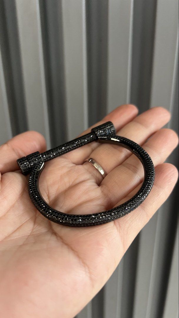 APM MONACO 925 WOMEN’S BANGLE (Category: Bracelets) located in Baguio. Submitted by vercale (Listing ID 1462741939, Image 1). Description: APM 925 BANGLE LIKE NEW CONDITION NO FLAWS FROM PERSONAL BOX.