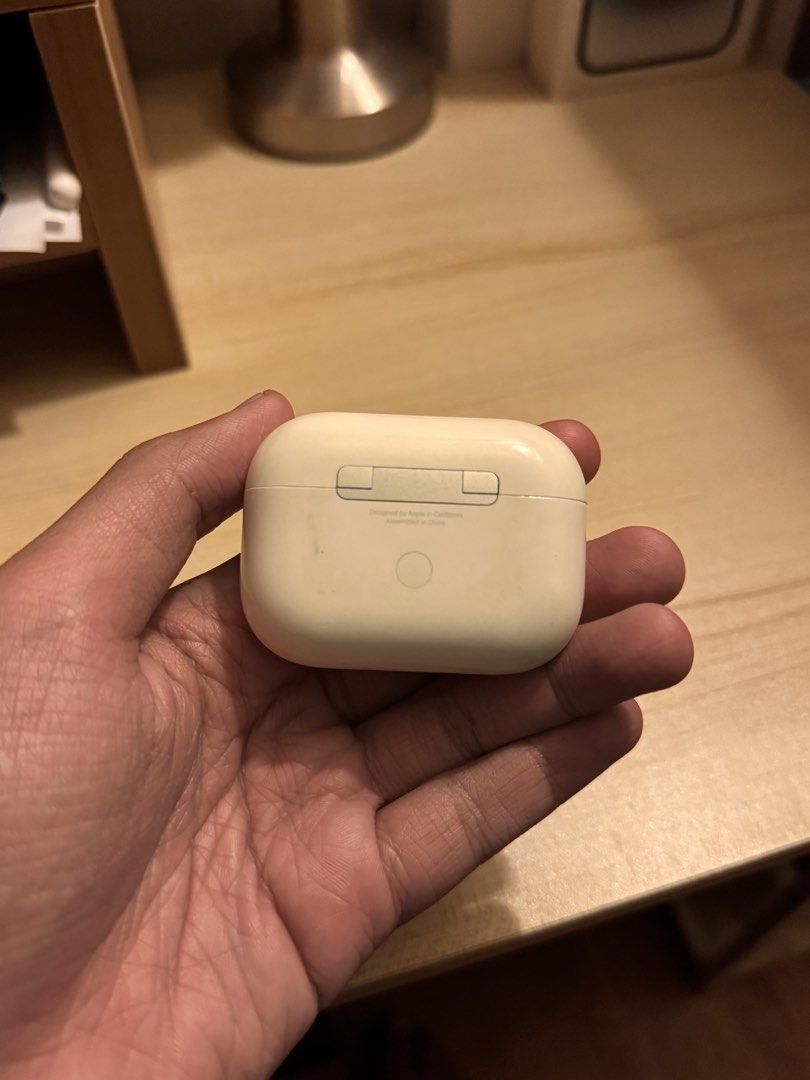 Apple Airpods Pro 1st Gen (Category: Earphones) located in Cavite. Submitted by zolarbs (Listing ID 1462686113, Image 3). Description: All working. No issues at all. No box anymore. Minor scratches but overall presentable..