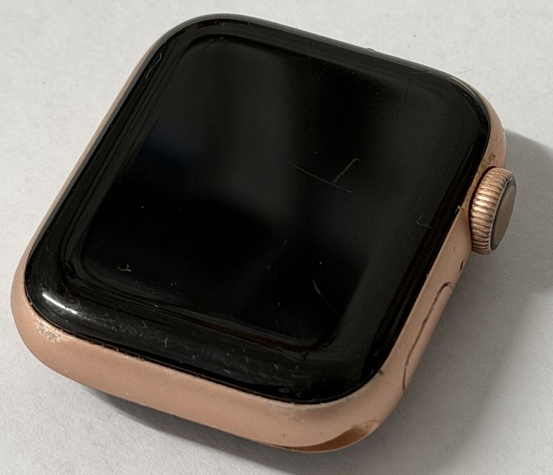 Apple Watch Series 4 40mm (Category: Wearables & Smart Watches) located in Taguig. Submitted by keitaro_17 (Listing ID 1462866646, Image 3). Description: ₱4,500 Free delivery within Taguig RFS: Nagpalit ng Watch Apple Watch Series 4 40mm ➜ watchOS: 10.6.2 ➜ Color: Gold ➜ Storage:16GB ➜ Battery Health: 100% (Newly replaced) Honest Issues (please see pics): ➜ Scratches and signs of use Package Includes: Unit, Charging cable, 3 straps, 2 protective 