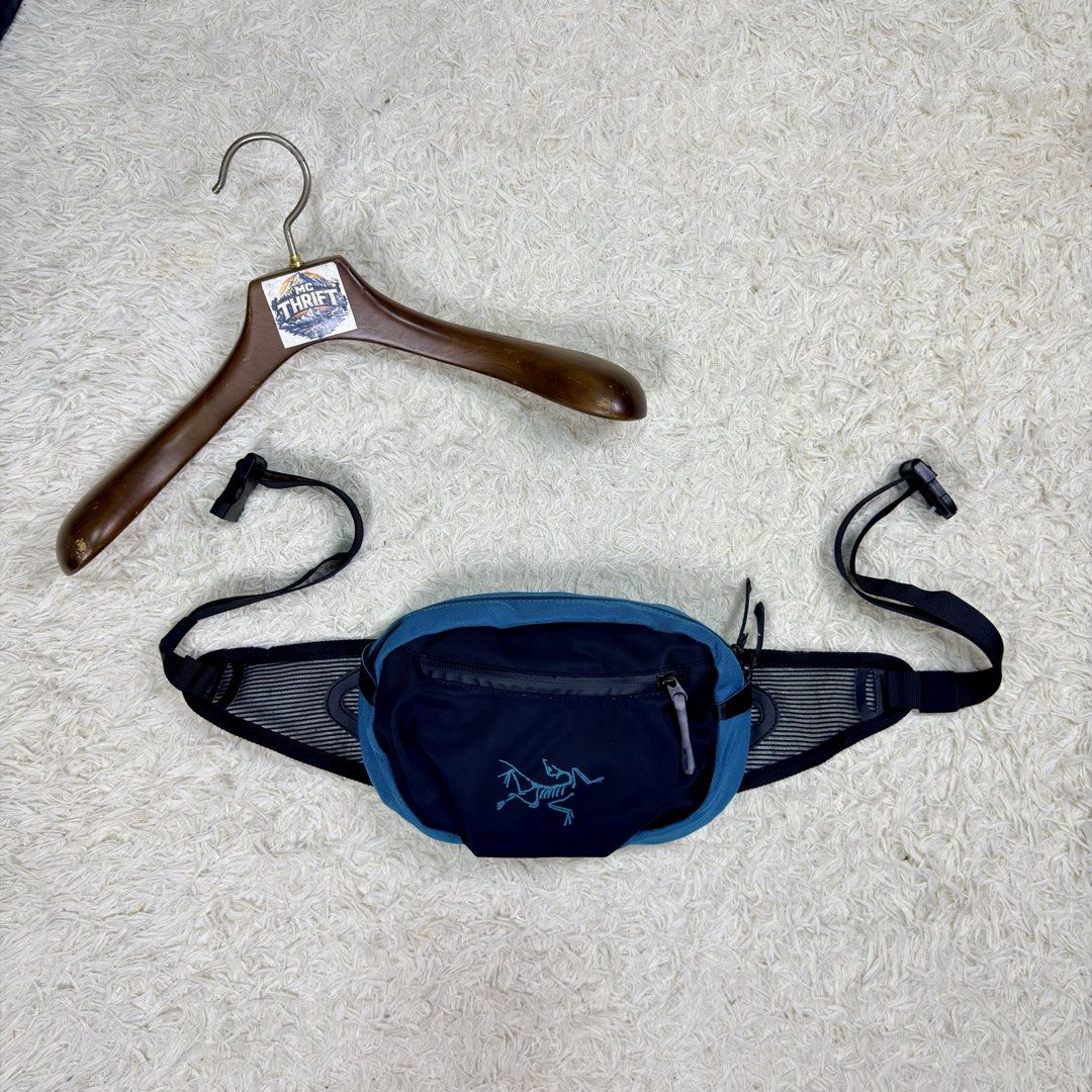 Arcteryx Arro Waist Pack (Category: Belt bags, Clutches and Pouches) located in Romblon. Submitted by thriftmc (Listing ID 1462830361, Image 1). Description: Arcteryx Arro Waist Pack 2.5 L No issue.