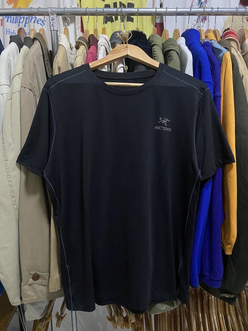 Arc'teryx Black T-shirt (Category: Tshirts & Polo Shirts ) located in Taguig. Submitted by jhayarpuen15676 (Listing ID 1462775010, Image 1). Description: - Black Arc'teryx T-shirt - Short sleeves and crew neck design - Simple, clean aesthetic - Ideal for everyday wear or outdoor activities - Made with lightweight and breathable fabric - Features subtle stitching detail along the sides - Iconic Arc'teryx logo embroidered on the chest - Dimes 21x27