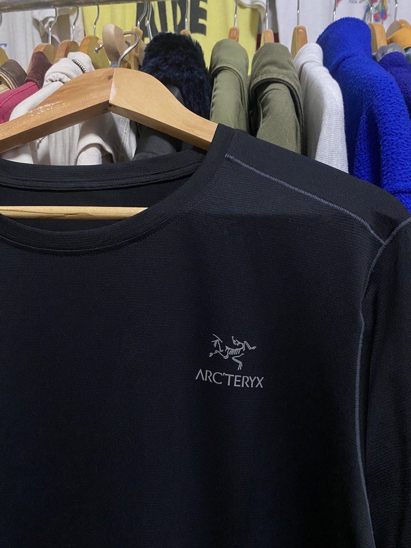Arc'teryx Black T-shirt (Category: Tshirts & Polo Shirts ) located in Taguig. Submitted by jhayarpuen15676 (Listing ID 1462775010, Image 2). Description: - Black Arc'teryx T-shirt - Short sleeves and crew neck design - Simple, clean aesthetic - Ideal for everyday wear or outdoor activities - Made with lightweight and breathable fabric - Features subtle stitching detail along the sides - Iconic Arc'teryx logo embroidered on the chest - Dimes 21x27
