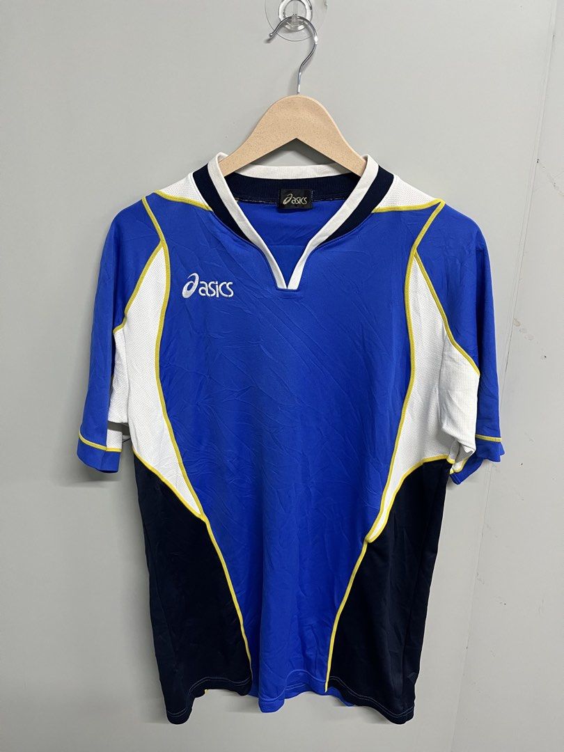 ASICS Vintage Performance T-Shirt (Category: Tshirts & Polo Shirts ) located in Valencia. Submitted by shopstnd (Listing ID 1462840391, Image 1). Description: ASICS Vintage Performance T-Shirt Size: M/L 📏 21 × 31 in Condition: 9/10 Color: 9/10 Classic blue, white & navy colorblock design Mesh side panels for a sporty look Embroidered ASICS logo Lightweight athletic/performance style 📸 Actual photos posted — not edited or enhanced. Minimal signs