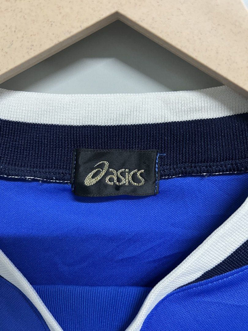 ASICS Vintage Performance T-Shirt (Category: Tshirts & Polo Shirts ) located in Valencia. Submitted by shopstnd (Listing ID 1462840391, Image 3). Description: ASICS Vintage Performance T-Shirt Size: M/L 📏 21 × 31 in Condition: 9/10 Color: 9/10 Classic blue, white & navy colorblock design Mesh side panels for a sporty look Embroidered ASICS logo Lightweight athletic/performance style 📸 Actual photos posted — not edited or enhanced. Minimal signs
