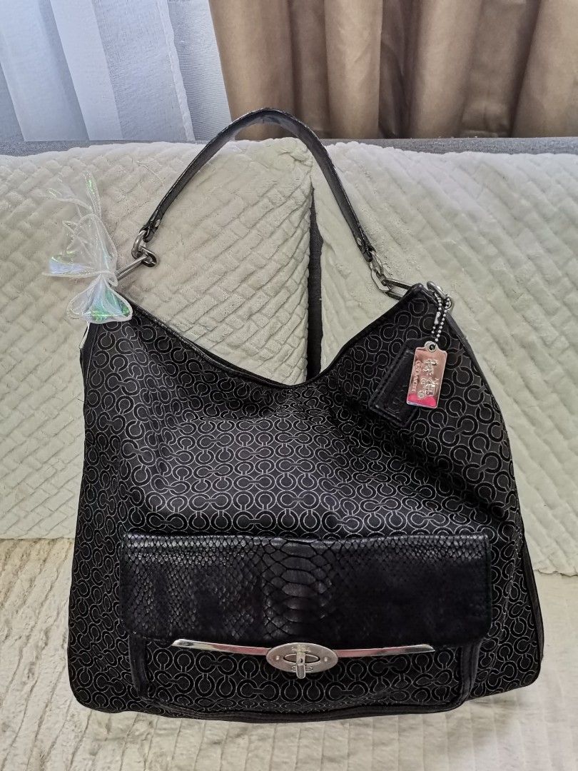 Authentic Coach hobo (Category: Shoulder Bags) located in Quezon City. Submitted by closetnikikay (Listing ID 1462700796, Image 2). Description: .