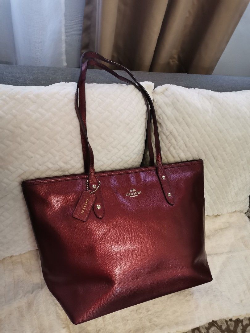 Authentic Coach Maroon (Category: Shoulder Bags) located in Quezon City. Submitted by closetnikikay (Listing ID 1462746236, Image 2). Description: Authentic Coach Bought it in Canada🇨🇦 negotiable 😍❤️.