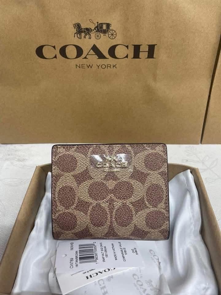 Authentic Coach Wallet for Women (Category: Wallets & Card holders) located in Manila. Submitted by miunicahija06 (Listing ID 1462831621, Image 2). Description: Now Available!!! Reserve yours now.. Super nice in actual 😍 Original Mall pull out ✔️New Arrival ✔️Brandnew ✔️With inclusions RESELLERS ARE WELCOME!!! 🥰 DM FOR DISCOUNT.