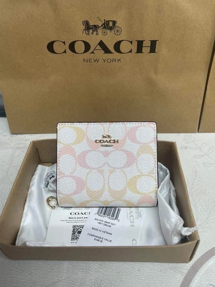 Authentic Coach Wallet for Women (Category: Wallets & Card holders) located in Manila. Submitted by miunicahija06 (Listing ID 1462831621, Image 3). Description: Now Available!!! Reserve yours now.. Super nice in actual 😍 Original Mall pull out ✔️New Arrival ✔️Brandnew ✔️With inclusions RESELLERS ARE WELCOME!!! 🥰 DM FOR DISCOUNT.