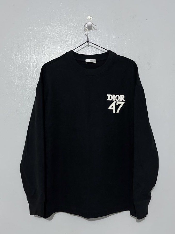 AUTHENTIC DIOR BLACK Crewneck sweatshirt Dior 47 (Category: Luxury Apparel) located in Quezon City. Submitted by hilligna (Listing ID 1462696620, Image 2). Description: Authentic Dior in black crewneck sweatshirt. Brandnew Condition Bought in US Selling it for 5k only Sobrang gandang sweatshirt ng DIOR Size M to L PM for interested buyer .