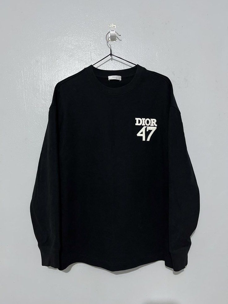 AUTHENTIC DIOR BLACK Crewneck sweatshirt Dior 47 (Category: Luxury Apparel) located in Quezon City. Submitted by hilligna (Listing ID 1462696620, Image 1). Description: Authentic Dior in black crewneck sweatshirt. Brandnew Condition Bought in US Selling it for 5k only Sobrang gandang sweatshirt ng DIOR Size M to L PM for interested buyer .