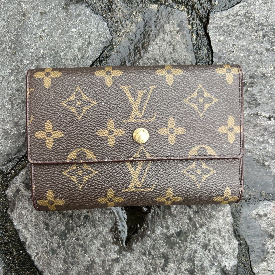 authentic LV wallet (Category: Wallets & Card holders) located in Mandaluyong City. Submitted by declutterbebe (Listing ID 1462690056, Image 2). Description: .